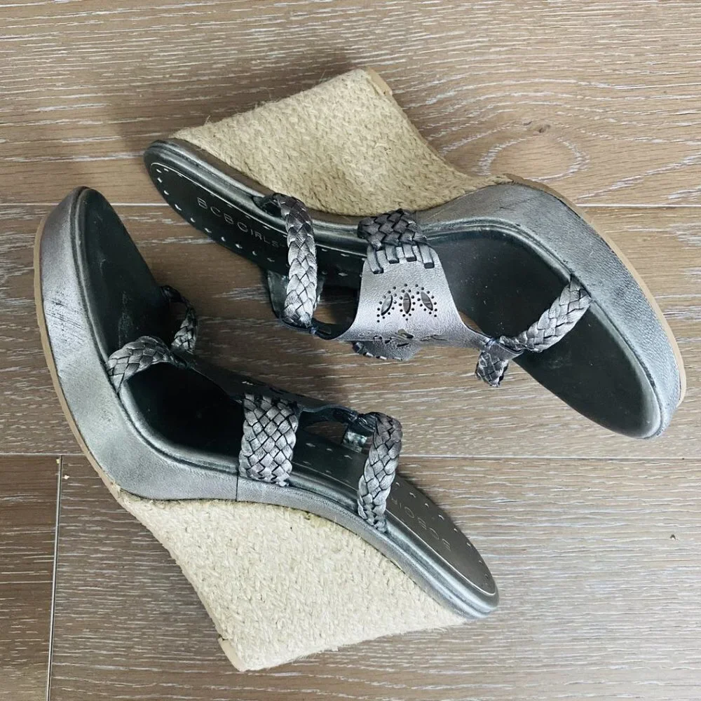 BCBGirl Die Cut Wedge Sandal | Pewter | 9.5M